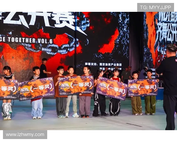 南京街舞队荣登全国街舞排行榜第七名展现实力与风采 南京街舞队荣登全国街舞排行榜第七名展现实力与风采